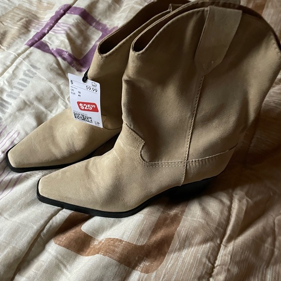 Short styled cowboy bootss - Picture 1 of 3